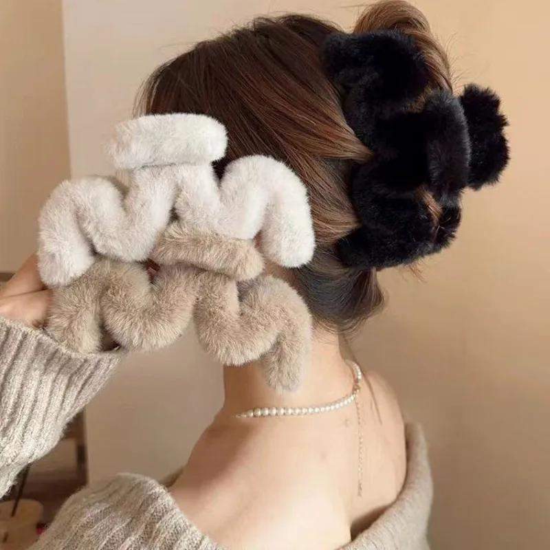 

Set of 4/8 Autumn and Winter Short Plush Solid Color Hair Claws for Women Holiday Atmosphere Shark Clip Hair Accessories