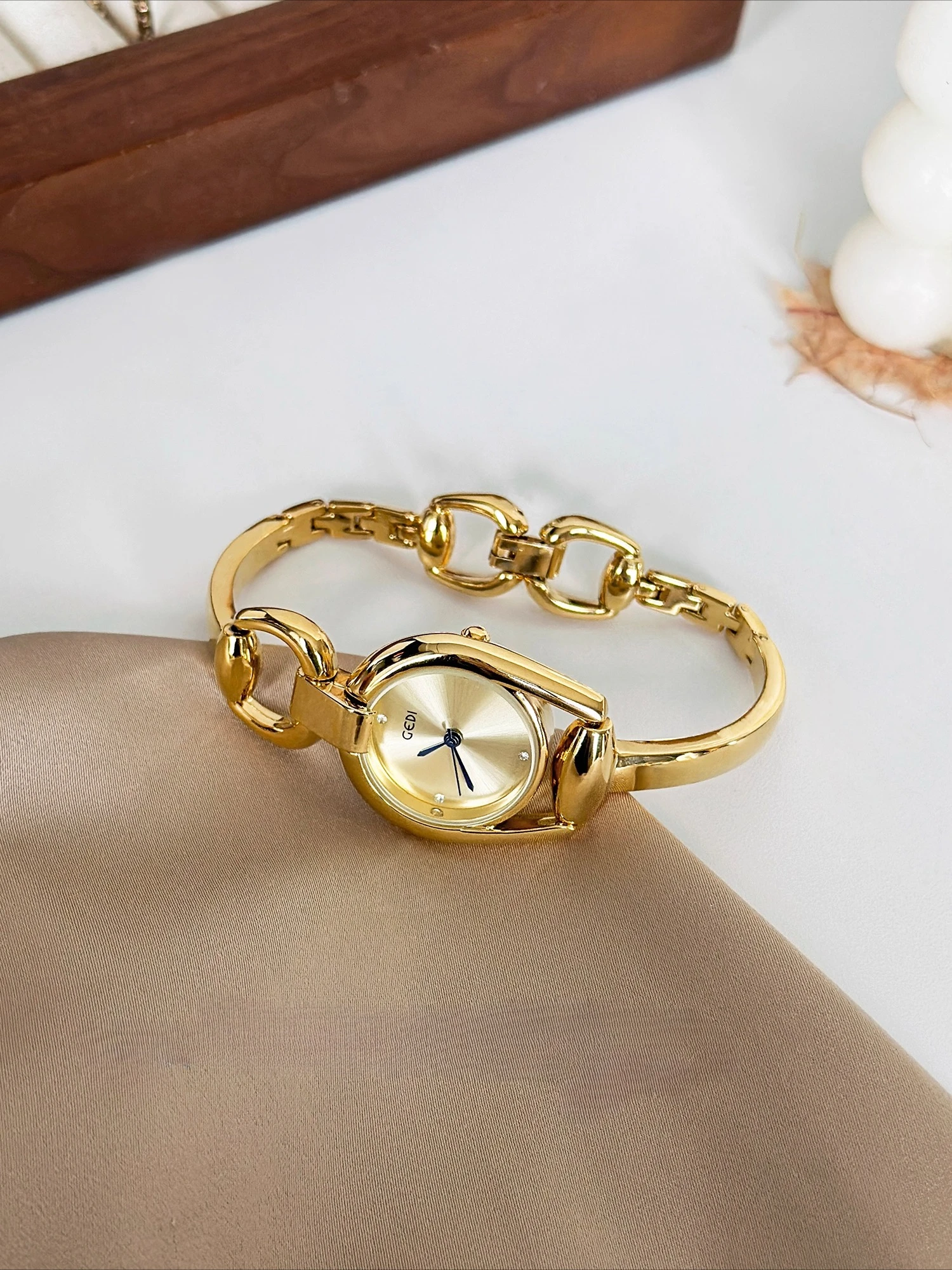 

New Luxury Women'S Wristwatch, Retro Openwork Bracelet Style, Simple Design, 2026 New Style, High-End Selection, Women'S Gift.