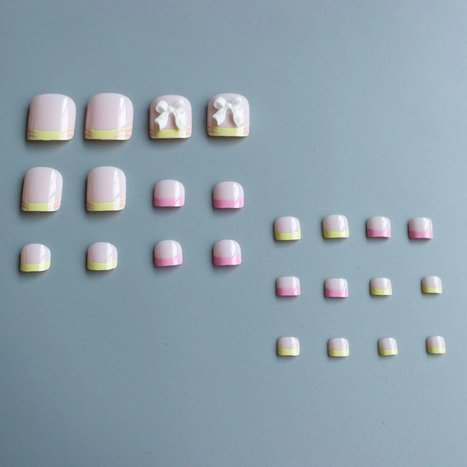 ฤดูร้อนสีนู้ดกดบนเล็บเท้าดอกไม้สีชมพูพิมพ์ 24 ชิ้นสีขาวเคล็ดลับฝรั่งเศสเล็บปลอมสําหรับเท้าผู้หญิงอะคริลิปลอมเล็บเท้า