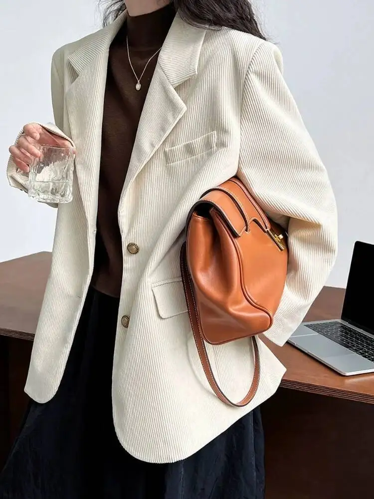 سترة نسائية كلاسيكية من سروال قصير بني كراميل للخريف والشتاء مع طية صدر السترة وأكمام طويلة ملابس خروج فضفاضة معطف نسائي خارجي