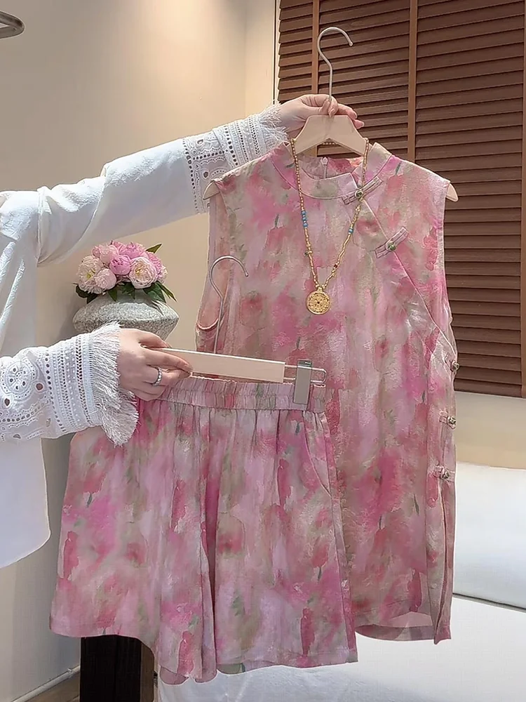 

Новый летний комплект 2025 года в китайском национальном стиле: жилет на пуговицах и свободные повседневные шорты — модный женский костюм-двойка