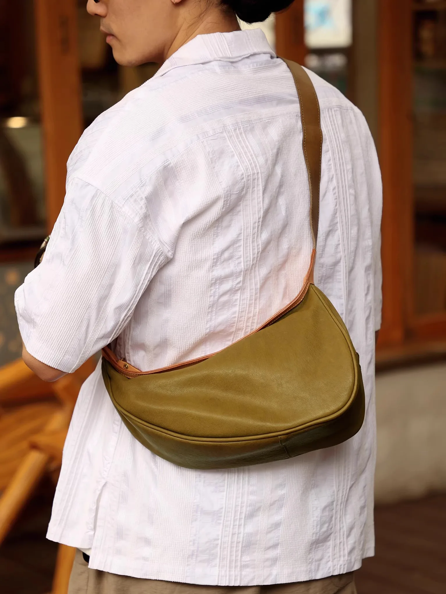 outdoor luxury designers handmade high-quality vegetable tanned cowhide men's chest bag genuine leather motorcycle crossbody bag
