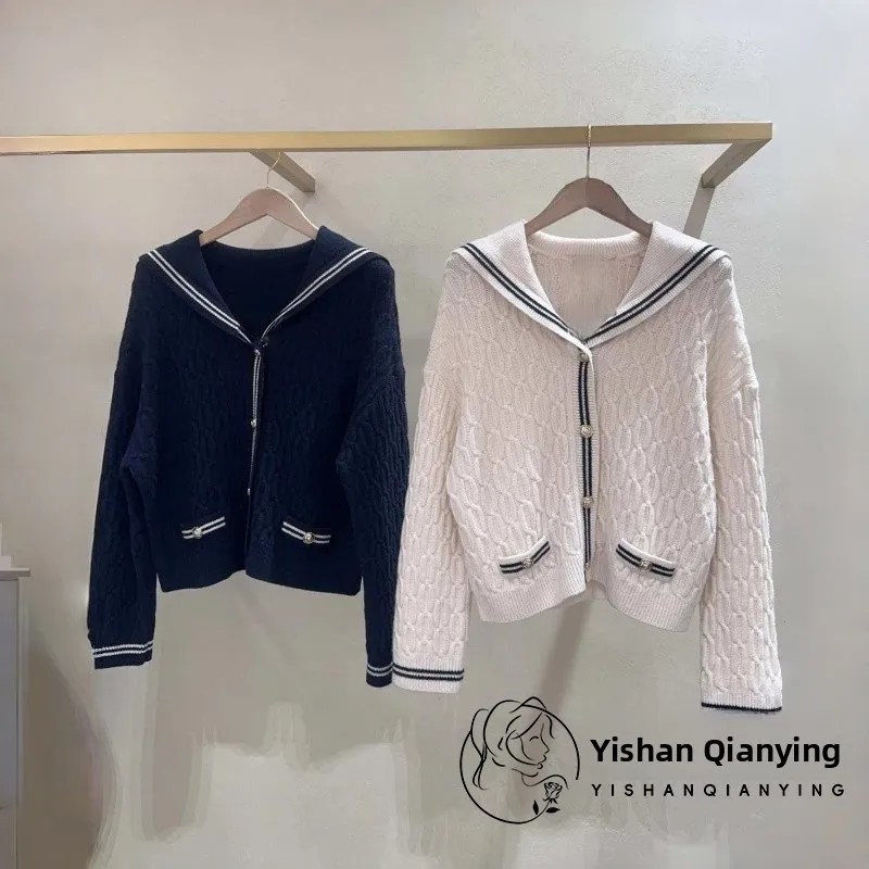 

Вязаный кардиган с длинными рукавами, темно-синим воротником и декоративной пуговицей, весна 2026, модный женский, премиум-качество