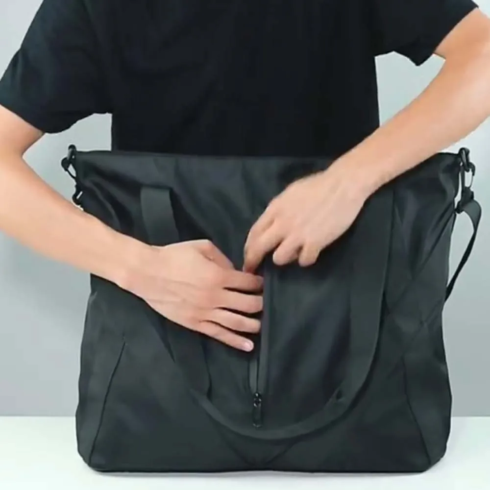 حقيبة يد رجالية سوداء من قماش أكسفورد ذات سعة كبيرة وحقيبة سفر خارجية ناعمة وحزام قابل للتعديل ومتعددة الوظائف