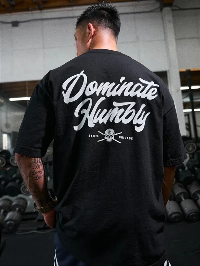 Dominate Humbly Barbell Brigade Grafik-T-Shirt – Fitness-Motivation Streetwear