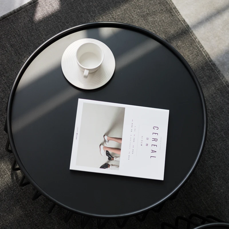 طاولة القهوة الصناعية الاسكندنافية طاولات معدنية مستديرة للمساحات الصغيرة طاولة جانبية حديثة إطار حديد أثاث غرفة المعيشة البسيط