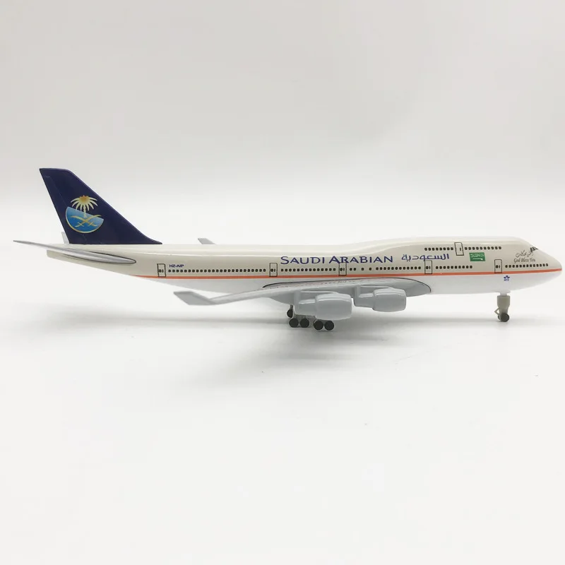 

20cm Boeing 747 Die-Cast Alloy Metal Airplane Model Saudi Arabian Airlines B747 Diecast Toy with Landing Gear for Hobby Series