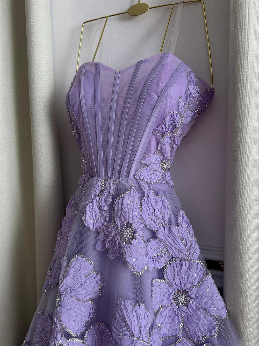 Contessa Aangepaste strapless lieverd A-lijn avondjurk lange tule jurk met 3D bloemenkant applicaties en kralen korset terug