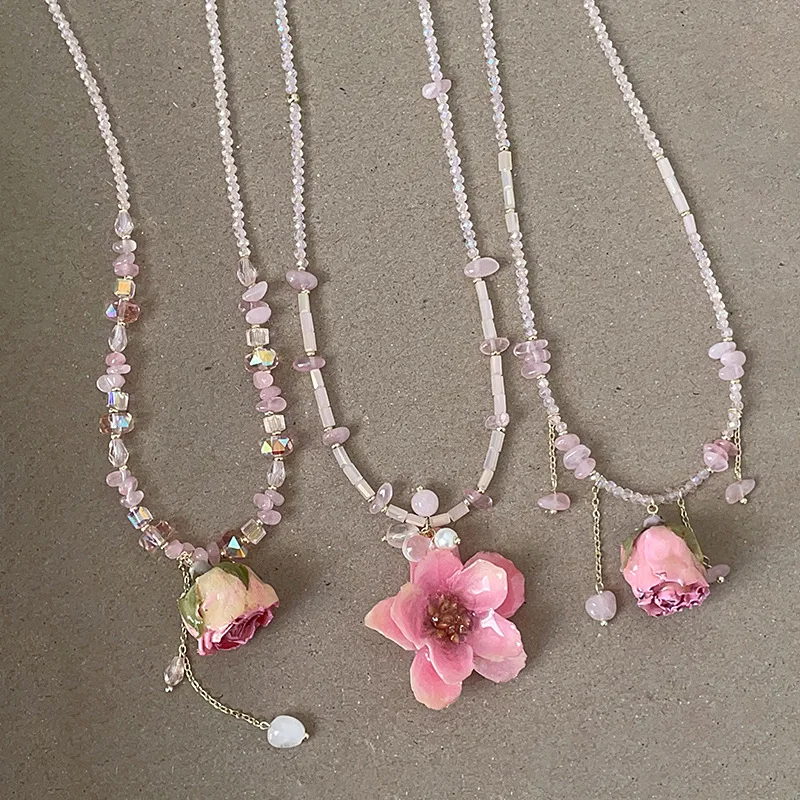 Minar Sweet 3 Designs rosa unregelmäßige Naturstein-Kristallglasperlen, echte gefärbte Rosenblüten-Anhänger-Halsketten für Frauen, Halsband
