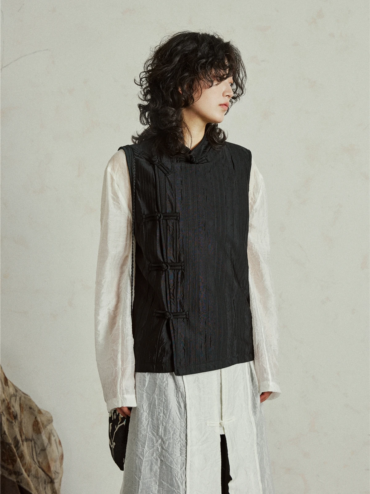 

Sunyvonne New Chinese Style National Trend Button Side Slit Sleeveless Vest Original Design Polyester Fiber Regular Length