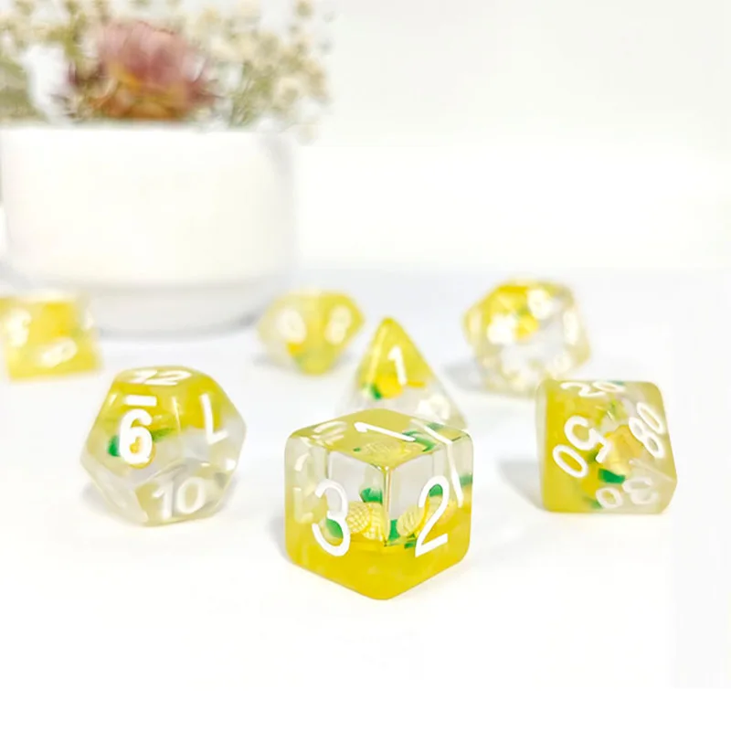 7-Piece Cartoon Pineapple Board Game Dice Set Novelty Transparent Resin Polyhedral Fruit Dice Role Playing RPG Game Accessory