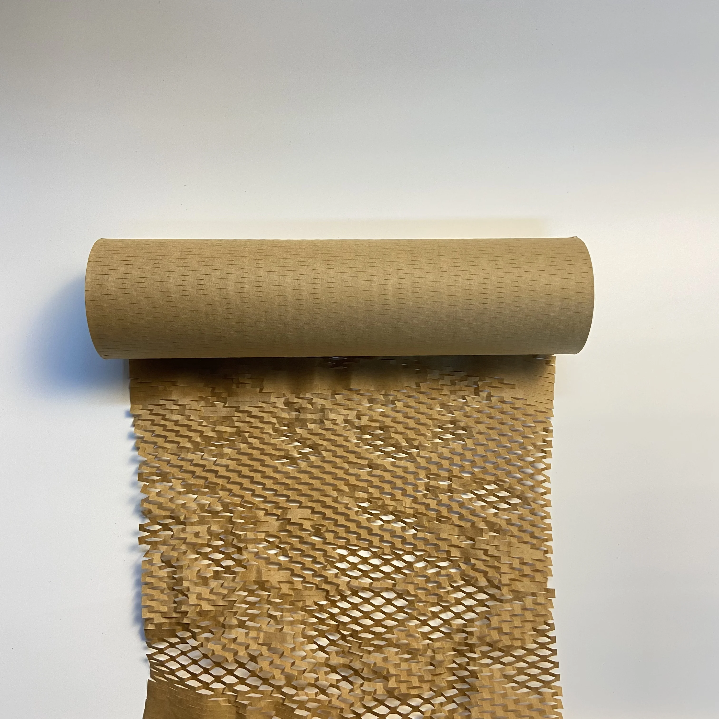 Brown Honeycomb Cushioning Packing Kraft Paper The First Patented Interlocking Slit Paper Design for Shipping Moving Supplies