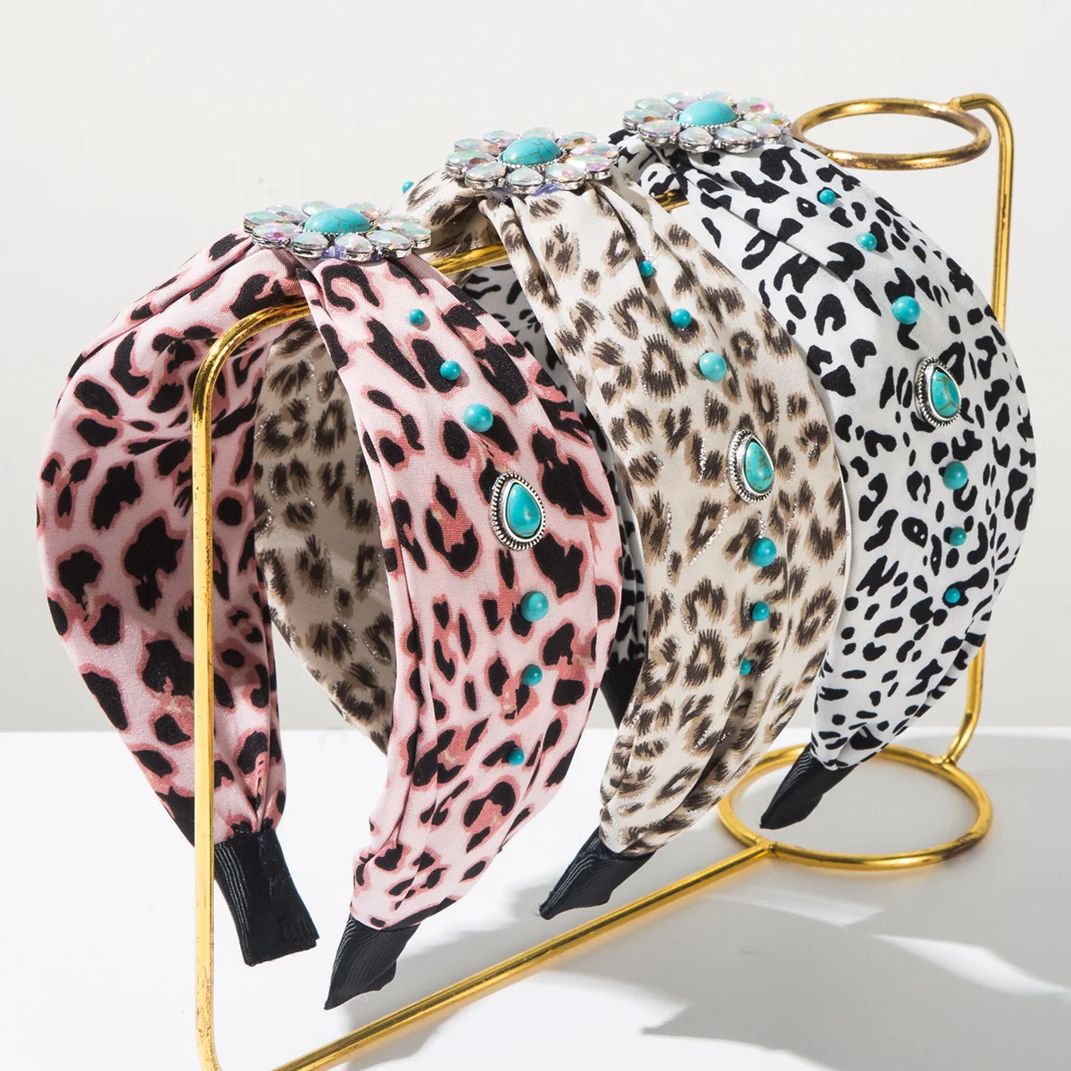 

Новая ретро-повязка на голову с леопардовым принтом и бирюзовыми стразами, из ткани с принтом, с широким краем, в стиле летнего пляжного отдыха, аксессуар для волос.