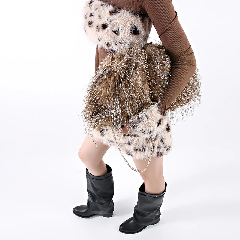 Kunstfell-Quasten-Ketten-Umhängetasche, weiche, warme, flauschige Fransen-Halbmond-Clutch, Winter-Hochzeits-Abendparty-Modehandtasche für Frauen – Detail 5