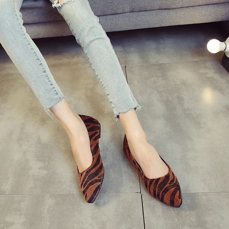 Lady Pointed Toe Fashion szeroki pasuje 48 7 bez obcasów Zebra-stripe mieszkania kobiety imitacja włosów buty nowość Plus rozmiar Slip-ons brązowy