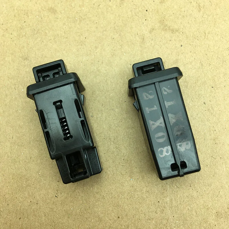 

1pcs For Isuzu KV600 KV100 4HK1 Toolbox Storage Compartment Switch Spring Clip