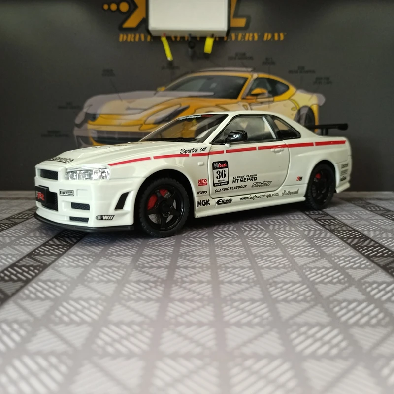 Modèle de voiture en alliage Nissan GTR-R34 à l'échelle 1:24, portes et capot du moteur ouvrables, richement détaillé, finement travaillé.
