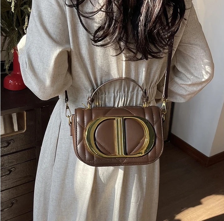 シックなおむつバッグ：女性向け高級ヴィンテージレザーハンドバッグ、パリのデザイナーロゴ入りハイエンドミニマリストクロスボディバッグ