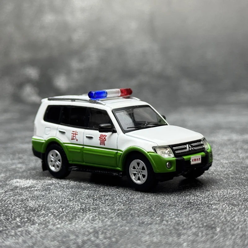 Stock 1:64 Pajero V97 coche patrulla de policía armado modelo de coche de aleación fundida, juguete de regalo de festival para niños, artículo decorativo para adultos.