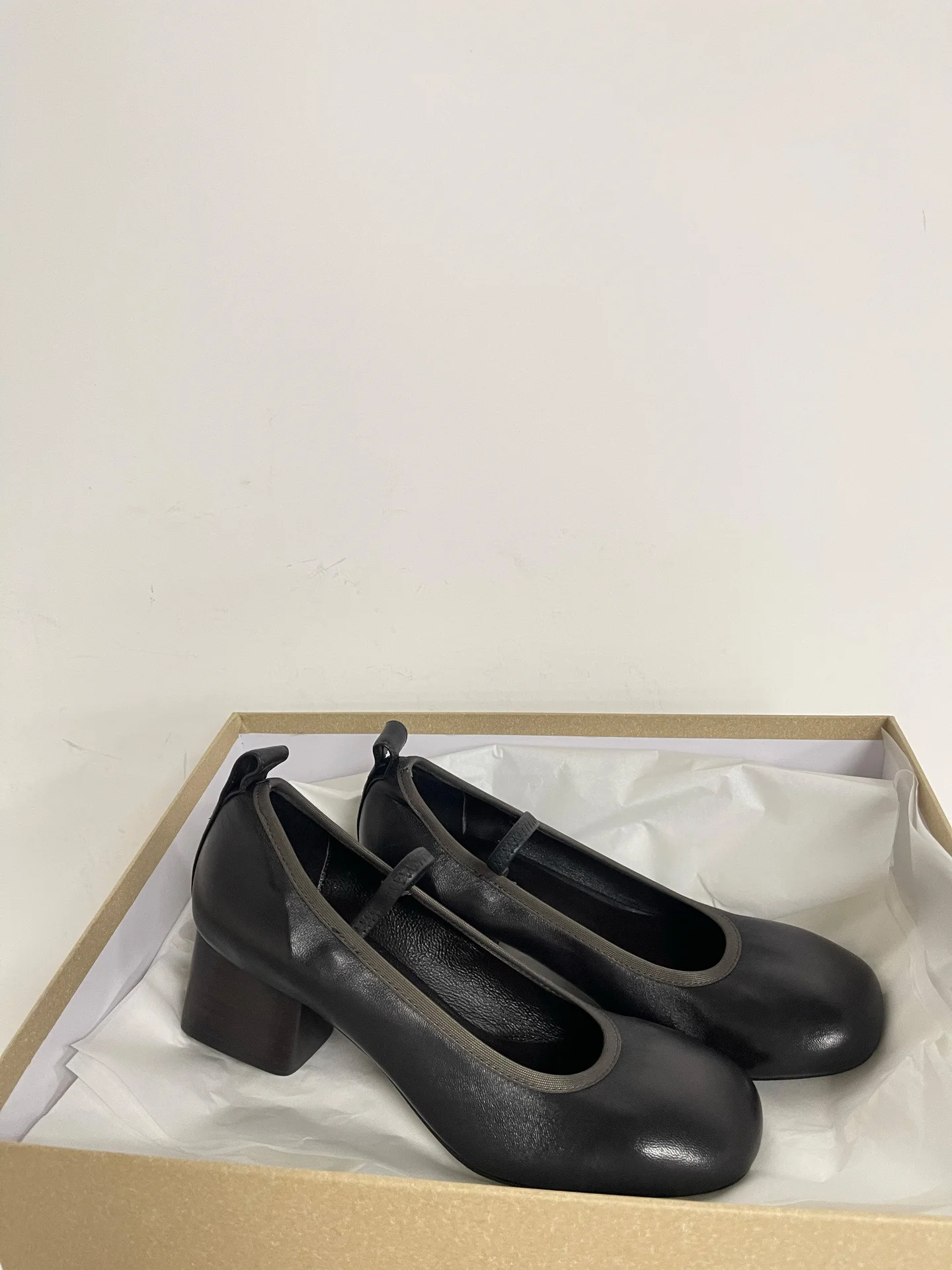 

2025 Women's Leather High Heels - Square toe, T-shaped clip design, chunky heel, contrasting trim, fashionable women's outfit