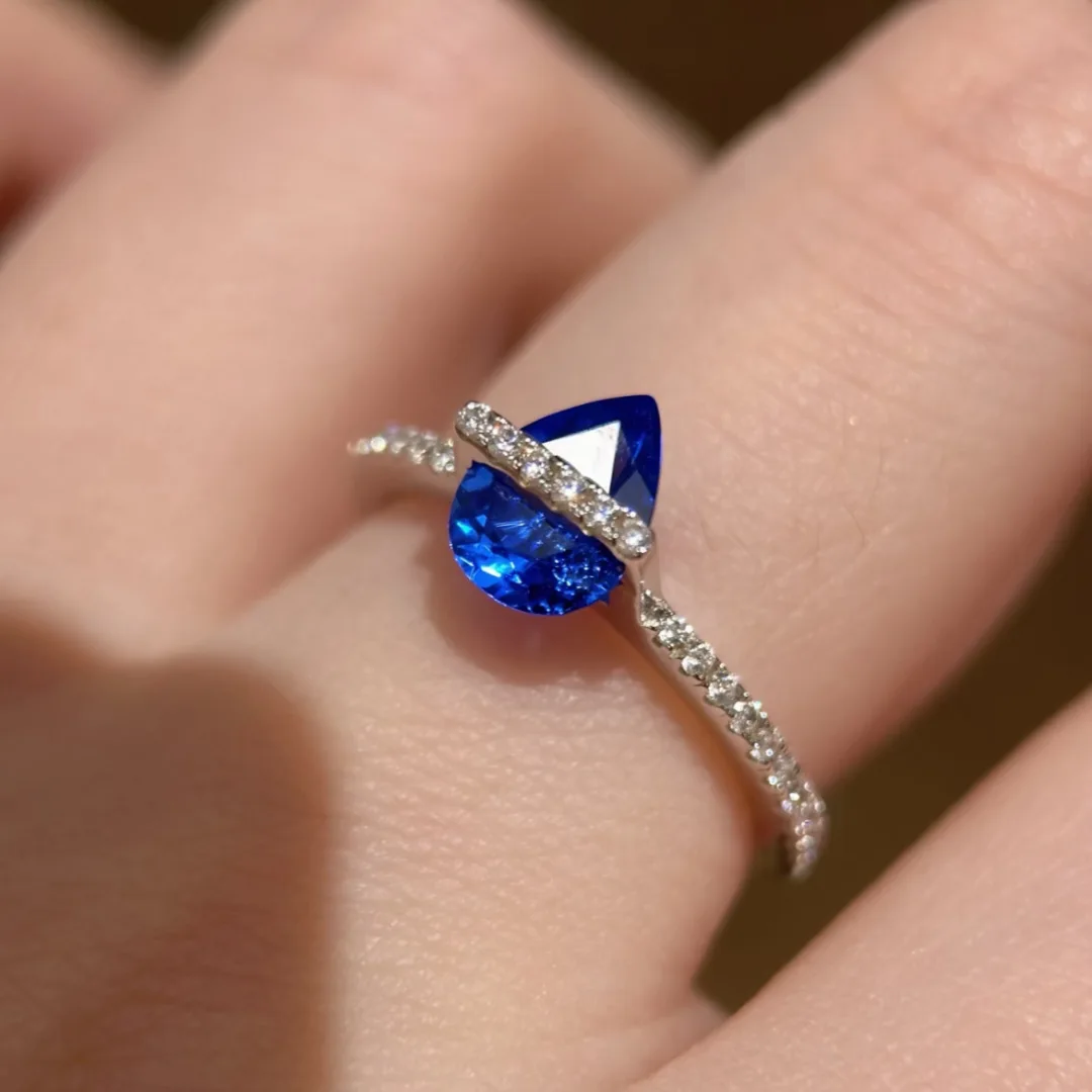 aneis-de-design-inspirador-com-gema-azul-em-forma-de-gota-de-agua-para-mulheres-luxo-leve-diamantes-horizontais-incrustados-anel-brilhante-joias-de-casamento