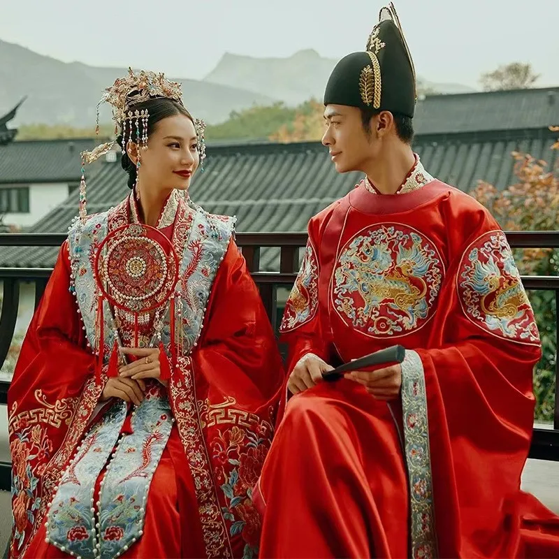 

A complete set of Han's new men's couple suit featuring phoenix crown and red wedding dress is traditional Chinese