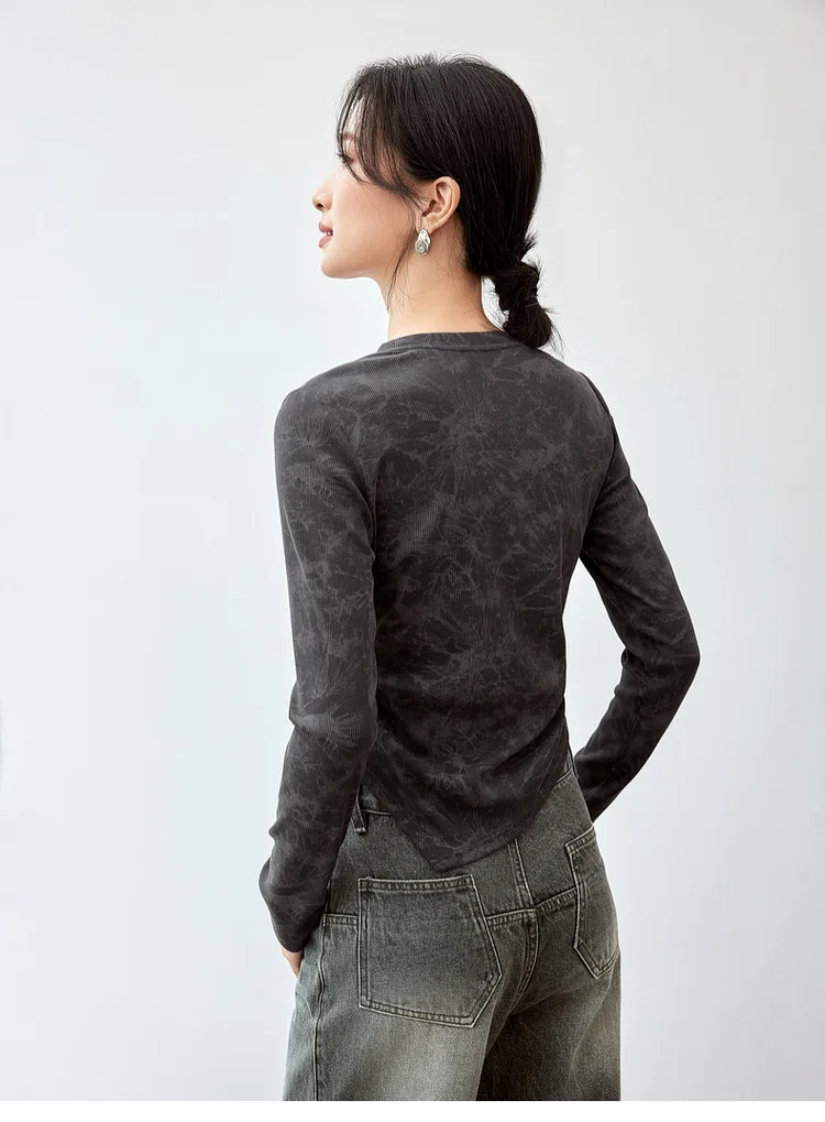 SENTUBILA Baumwoll-Druck-T-Shirt für Damen, Falten, unregelmäßiger Strick, Rundhalsausschnitt, lange Ärmel, einfache Crop-Tops, Frühjahr 2026, 151T58434 – Detail 24