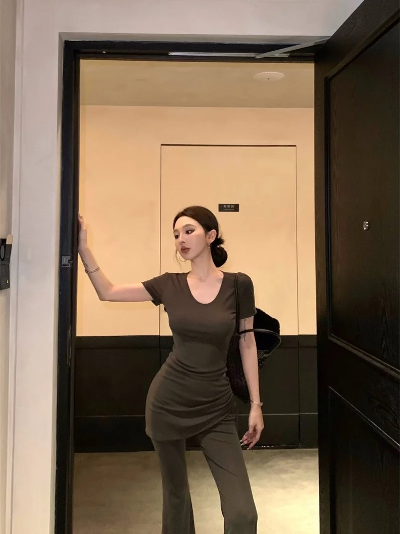 

Повседневный комплект из футболки с V-образным вырезом и коротким рукавом и расклешенных брюк с высокой талией для женщин: модный ансамбль для весны и лета