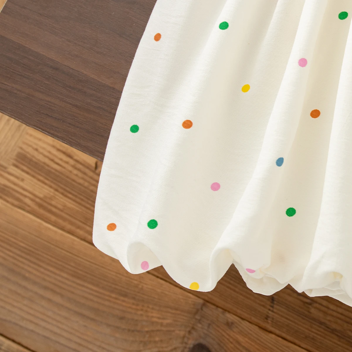 Babykleid, Sommerkleid mit Farbpunkten, ärmelloses Mädchenkleid aus Baumwolle, süßes Strandkleid für Kinder, Babykleidung für Mädchen – Detail 7