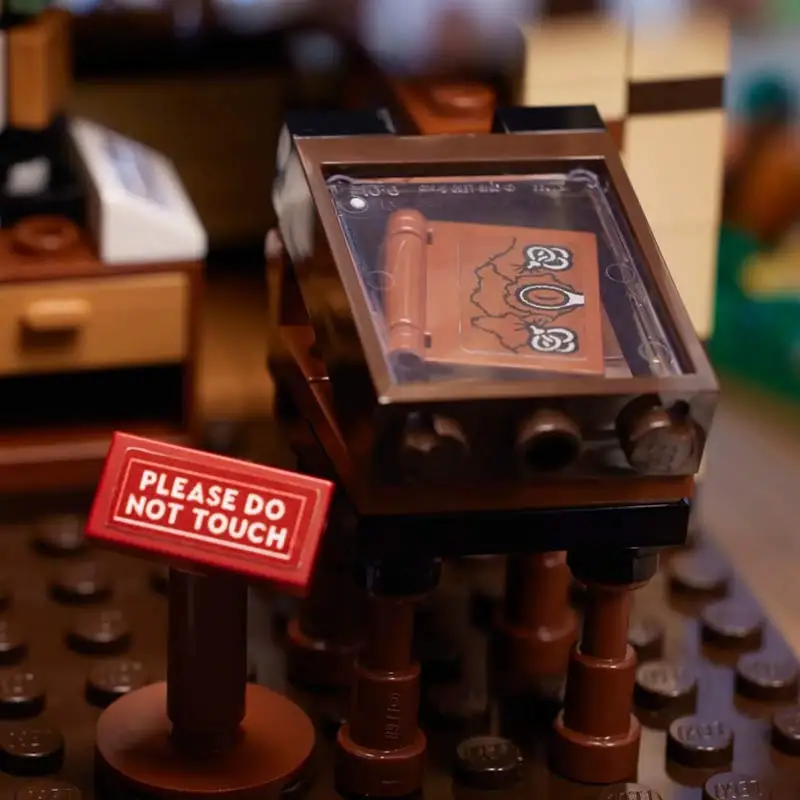 2316PCS ไอเดีย Hocus Pocus Sanderson Sisters 'Cottage 21341 บล็อกอาคาร 6 ตัวเลขประกอบอิฐของขวัญของเล่นสําหรับเด็ก