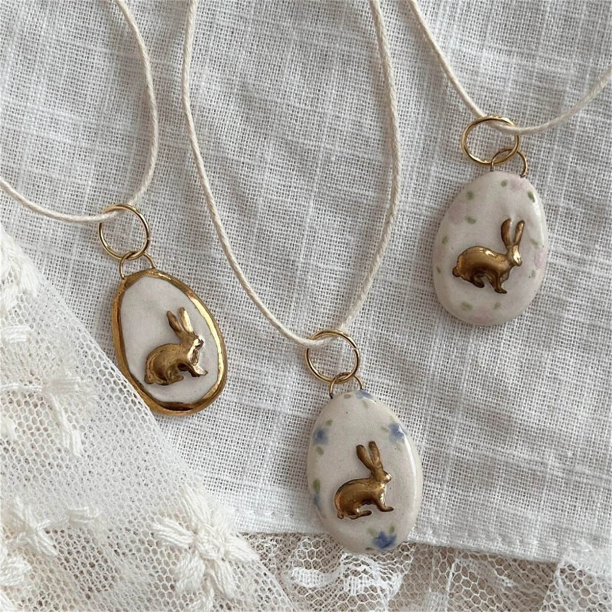 Neue Retro-Stil Halskette mit Hasen- und Blumenmuster im Künstlerischen Waldstil – Detail 2