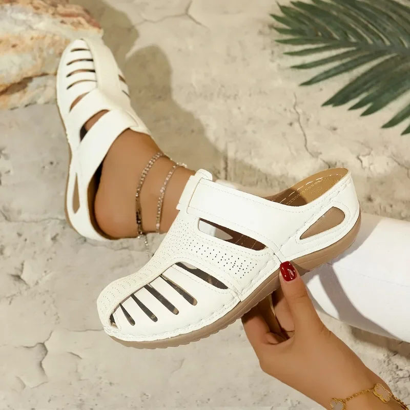 المرأة الصيفية ‌ الصنادل 2025 ريترو مغلق تو المرأة النعال في الهواء الطلق جولة تو أسافين النعال النساء عادية جوفاء النعال الرومانية