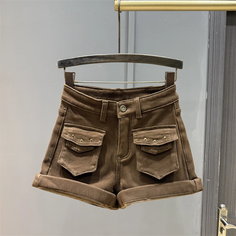 กางเกงยีนส์ขาสั้นทรงบูทขาบานเอวสูงทรงสลิมสำหรับผู้หญิง ผ้าฟลีซบุซับใน ขอบรีดสไตล์อเมริกัน คอลเลคชั่นใหม่ ฤดูใบไม้ร่วง-ฤดูหนาว ปี 2025