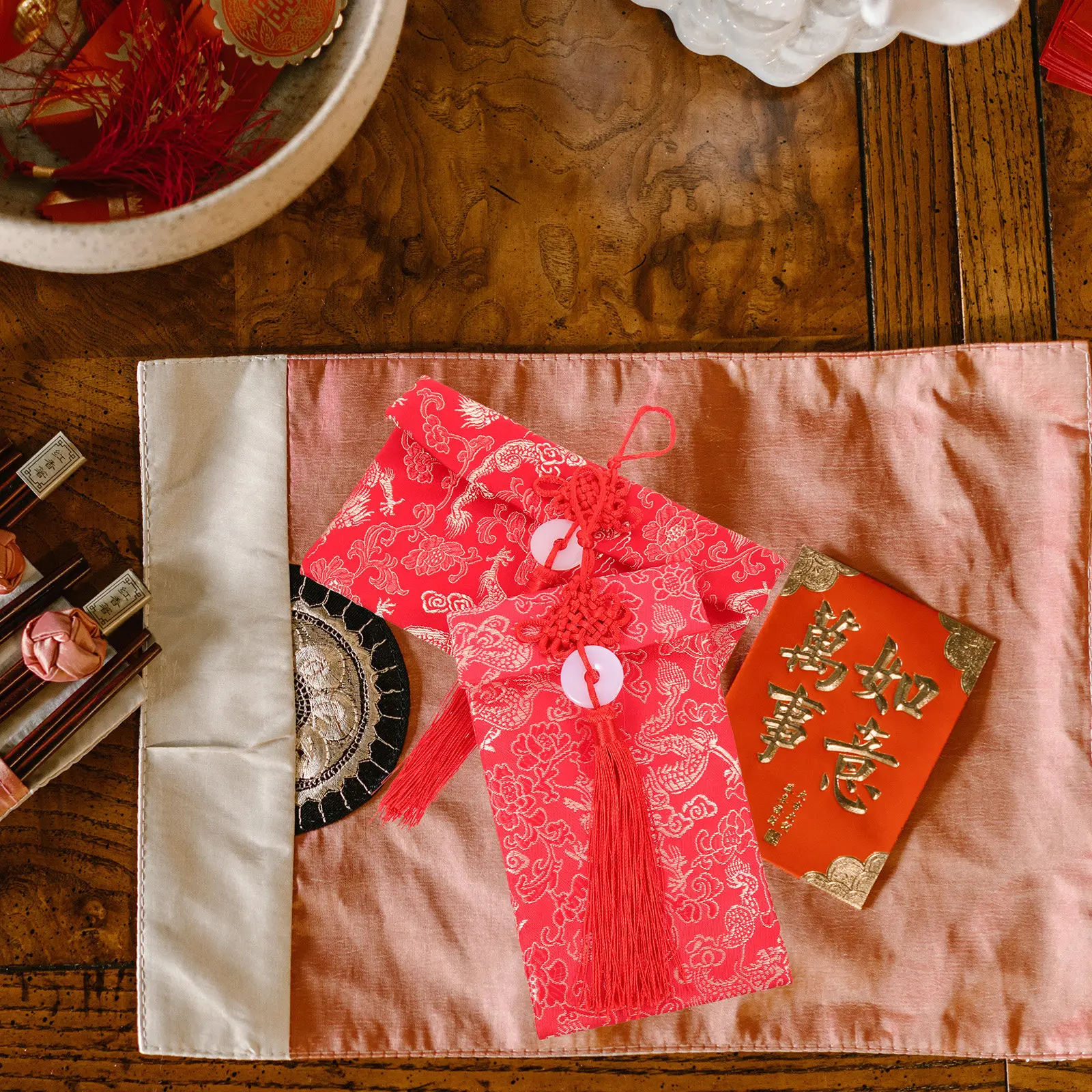 

2Pcs Chinese Traditional Red Envelopes Elegant Cloth Red Packet for New Year Wedding Blessing Luck Money Pouch Holiday Gift