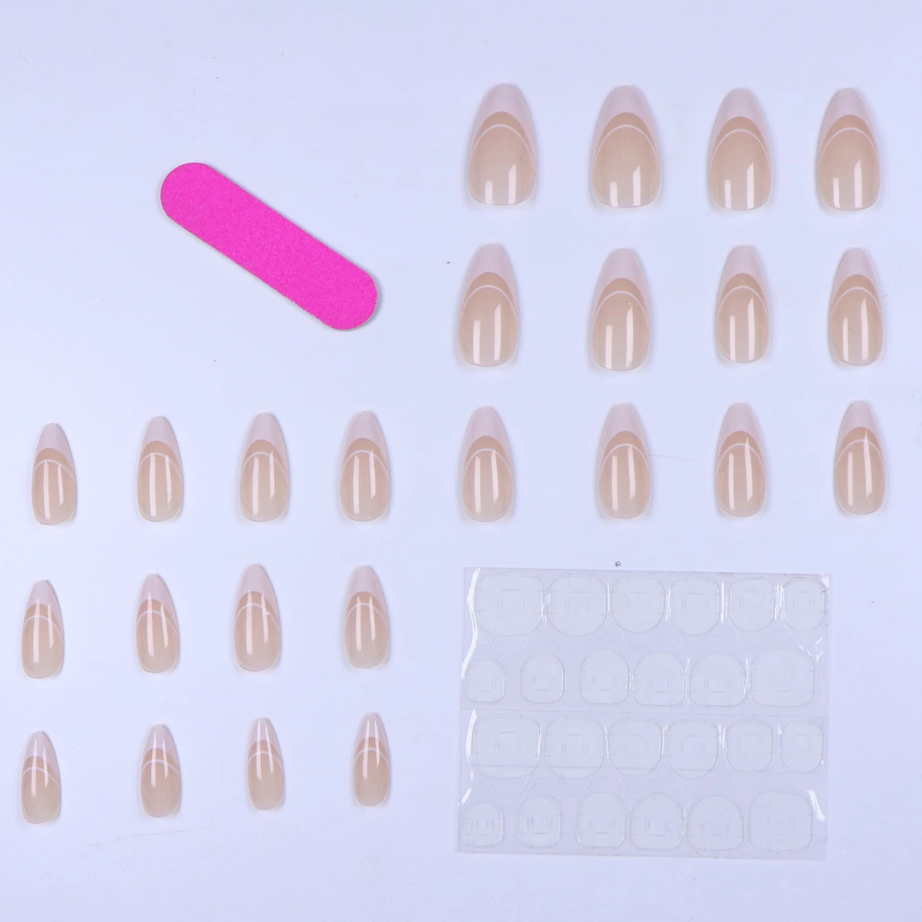24 Stück, kurze, quadratische, künstliche Nägel in Nude-Rosa, mit goldenen Linien und einem Herzmuster, komplettes Set mit künstlichen Nägeln, 1 Nagelfeile und 1 Nagelklebestreifen. – Detail 3