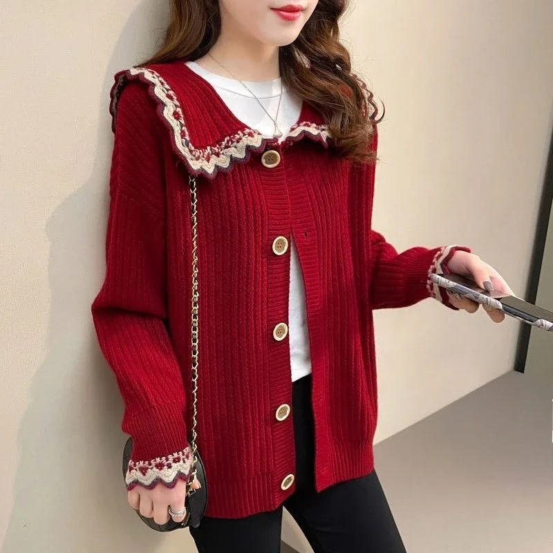 Damski sweter rozpinany z dzianiny w nowym koreańskim stylu z luźnym kołnierzykiem typu doll collar, zapinany na guziki, idealny na wiosnę i jesień.