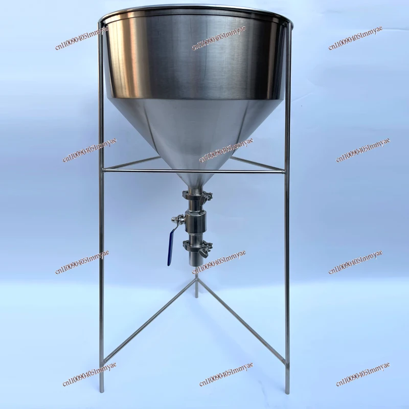 قمع بقطر كبير جدًا مع صمام كروي بمفتاح تحكم يملأ سجق الدم بالإضافة إلى رف قادوس صلصة الفلفل الحار