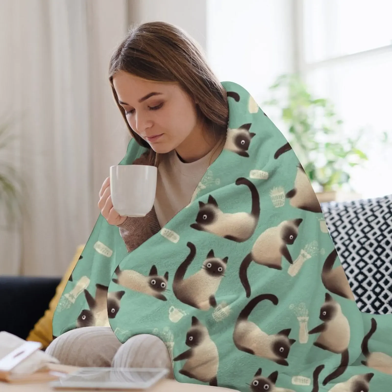 القطط السيامية السيئة يطرق الاشياء على رمي بطانية سرير دافئ يغطي بطانيات كبيرة ناعمة فروي