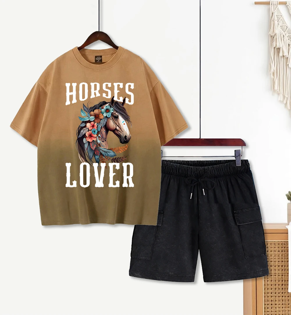 

Комплект: футболка с принтом «Лошади — хорошие спутники людей» в стиле тай-дай и летние хлопковые женские свободные шорты с круглым вырезом, эффект потертости