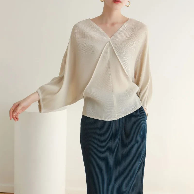 

Новинка весны 2026, плиссированный женский топ Miyake, свободная тонкая футболка с рукавами «летучая мышь», длинными рукавами и v-образным вырезом, темпераментная элегантная складная одежда