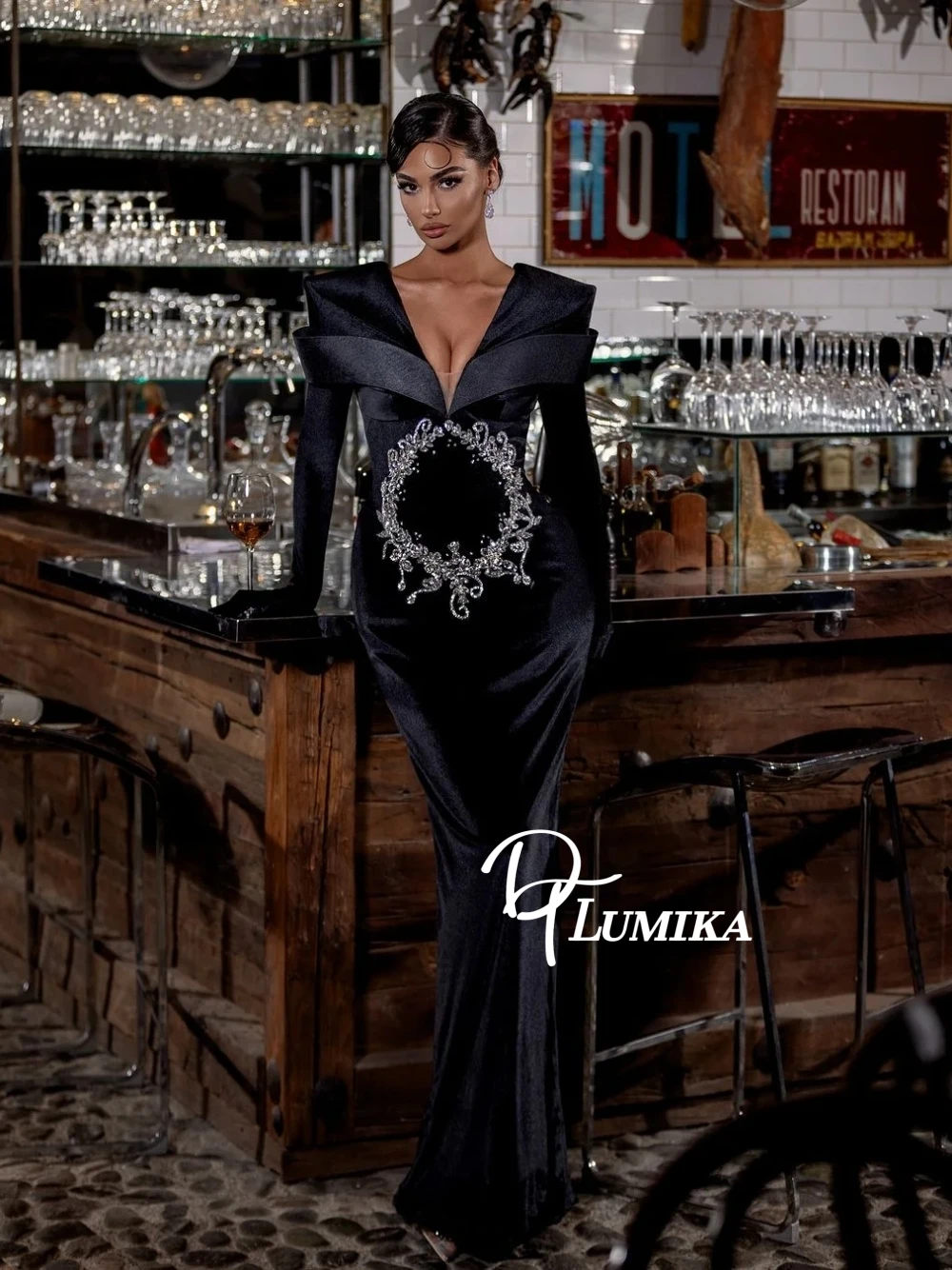 

Black Velvet V Neckline Evening Dress Rhinestones Elegant Customized Prom Gown Fashionable Modern No Gloves Floor-length Wear