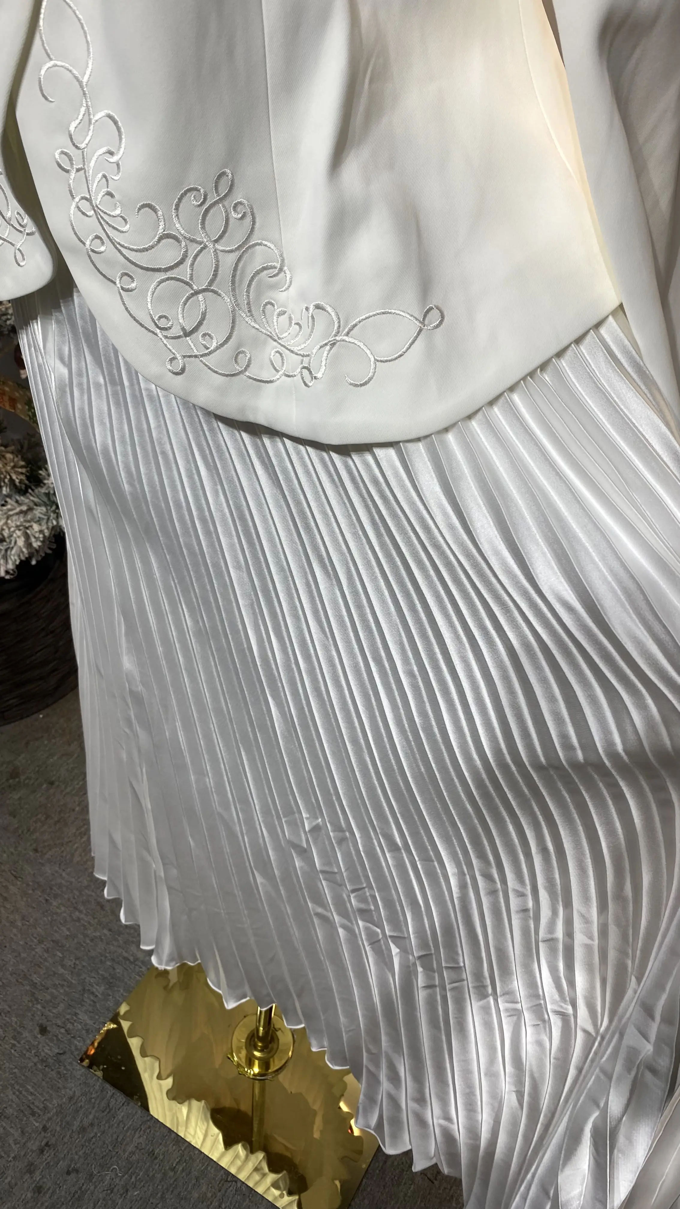 سترة عصرية مطرزة، تنورة مطوية باللون العنابي الصلب، بدلة نسائية أنيقة مكونة من قطعتين، طقم تنورة قصيرة-GZXX192