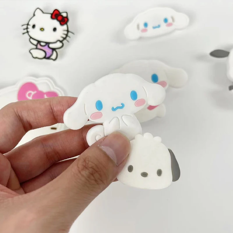 8 pçs cinnamoroll e hellokitty encantos bogg saco acessórios bolsa fivela decorativa celebridade mesmo estilo pequenos encantos