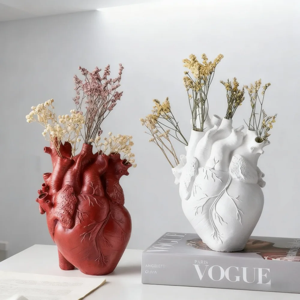 

Креативная скульптура вазы в форме сердца, идеально подходит для демонстрации букетов или сушеных цветов, стильное украшение для стола