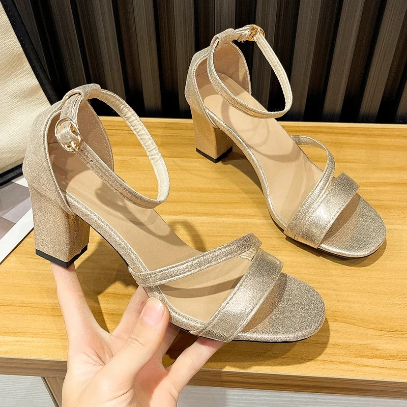2024 رائجة البيع أحذية نسائية مشبك حزام الصنادل النسائية غطاء أنيق كعب فستان الصنادل الصيف اللمحة تو الكعب الصنادل