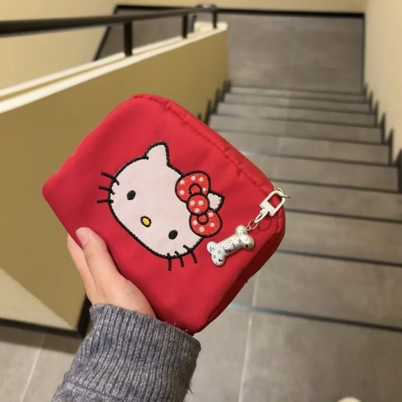مرحبا كيتي حقيبة صغيرة المرأة حقيبة مستحضرات التجميل Kawaii حقيبة مستحضرات تجميل الكرتون المرأة حقيبة أدوات الزينة المطرزة أحمر الشفاه كيس التخزين