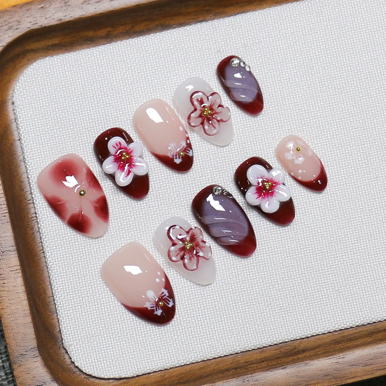 

10 шт., короткие миндалевидные накладные ногти ручной работы, темно-красные французские 3D-резьба с цветочным дизайном, накладные ногти для девочек, носимые ногти, дизайн ногтей