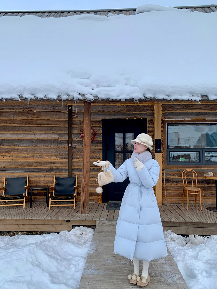 

Утепленная куртка средней длины с эффектом утяжки на талии, белая, с наполнителем из 90% белого пуха, с меховым воротником, от Wang Han Yan Hemo, зимняя коллекция