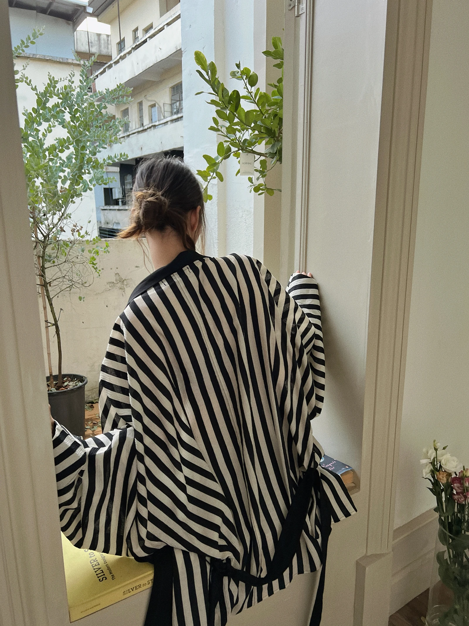 

MOEROP Lazy Carnival Hanfu Sle Striped Loose Women's Summer Sunade irt with Saes Breathable Long Sve V-Ne Top