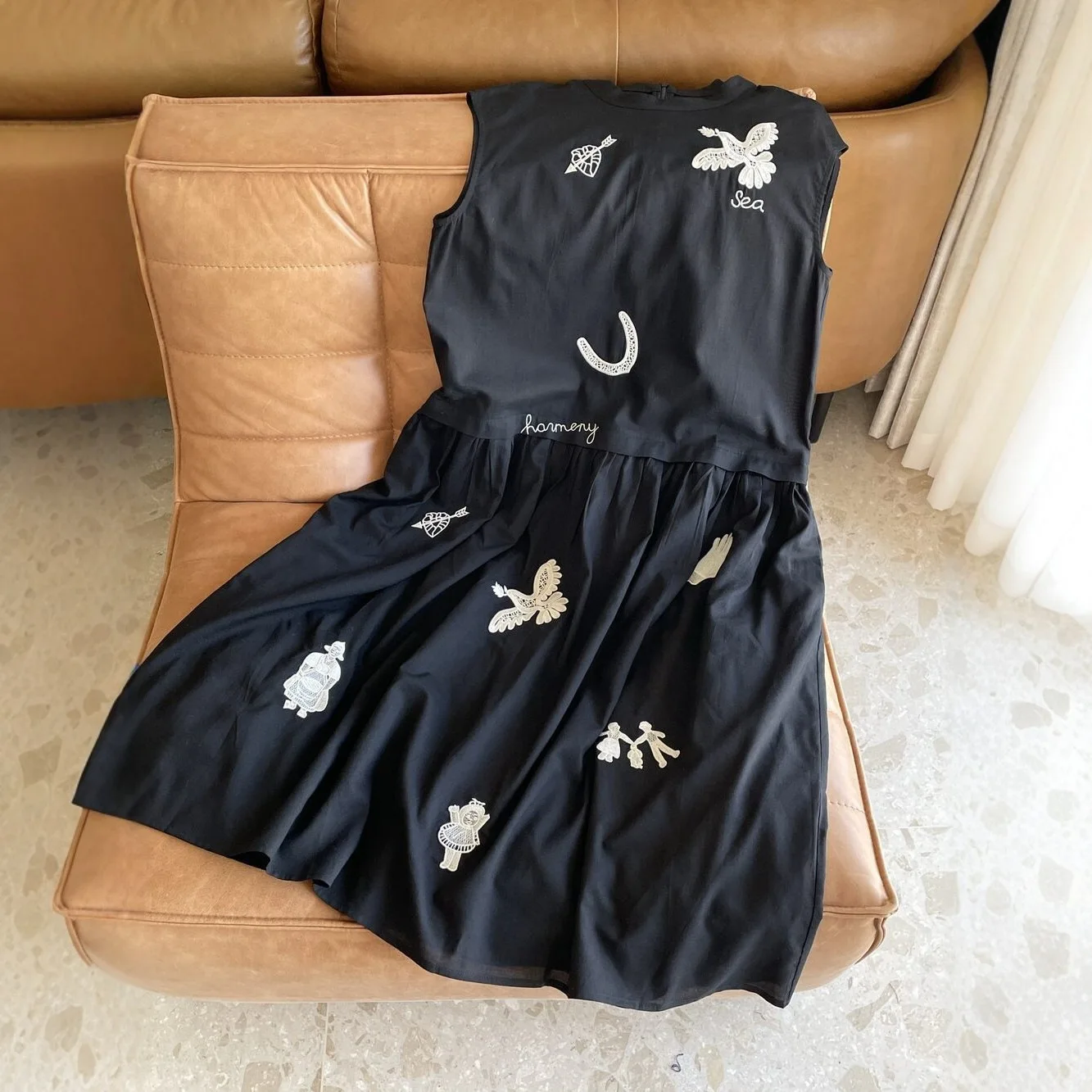 

Летнее платье свободного кроя с вышивкой в виде сердец, круглым вырезом и без рукавов, коллекция Весна/Лето 2026